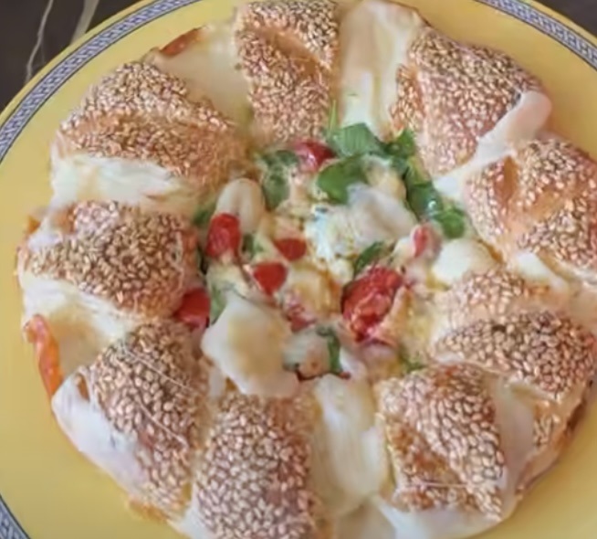 سیمیت ترکی     (نان سیمیت/تخم مرغ/اسفناج/گوجه/پنیر موزارلا)